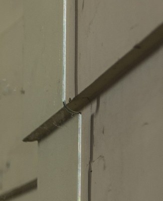détail de l'entrecroisement du vitrage et des bossages