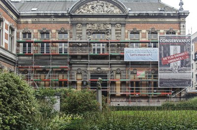 Zuidgevel uitgevend op de binnenkoer tijdens de restauratie van de ramen (A. de Ville de Goyet©GOB-MRBC)