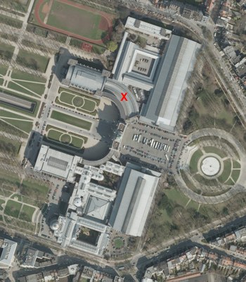 Luchtfoto van het museum met localisatie van de gebogen galerijen (noorden)