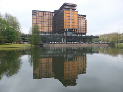 Het gebouw en zijn waterspiegeling. Foto A. de Ville de Goyet 2016 © urban.brussels