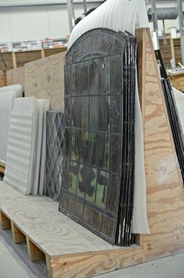 De gedemonteerde glasramen voor de restauratie (foto) 2017). © urban.brussels